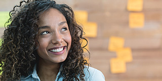 Female worker in front of post-its